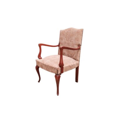 Sillón de estilo Chippendale destaca por sus elegantes patas cabriolé y una estructura robusta de madera alquiler para eventos, publicidad, peliculas y series