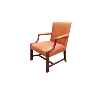 Sillón estilo Gainsborough de Auctionet presenta un marco de madera oscura y tapicería de cuero marrón con detalles de tachuelas alquiler para eventos, publicidad, peliculas y series