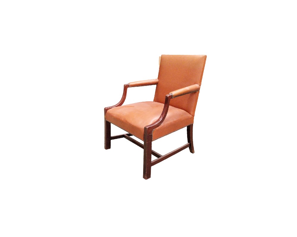Sillón estilo Gainsborough de Auctionet presenta un marco de madera oscura y tapicería de cuero marrón con detalles de tachuelas alquiler para eventos, publicidad, peliculas y series