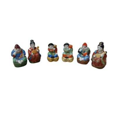 conjunto compuesto por pequeñas figuras de cerámica, meticulosamente pintadas a mano con colores vibrantes y detalles refinados que representan personajes de la iconografía oriental alquiler para eventos, publicidad, peliculas y series