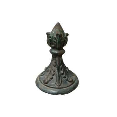 adorno escultórico de metal con una pátina oscura y envejecida, caracterizado por una base circular abombada y un cuerpo vertical decorado con finos relieves de hojas y motivos florales que culminan en una punta superior alquiler para eventos, publicidad, peliculas y series