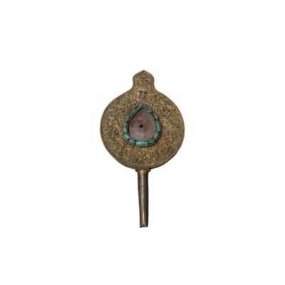 objeto metálico de diseño ornamental y tradicional, compuesto por un cuerpo circular con una prolongación superior estilizada, un mango inferior cilíndrico y una superficie completamente grabada con detalles en relieve vegetal alquiler para eventos, publicidad, peliculas y series