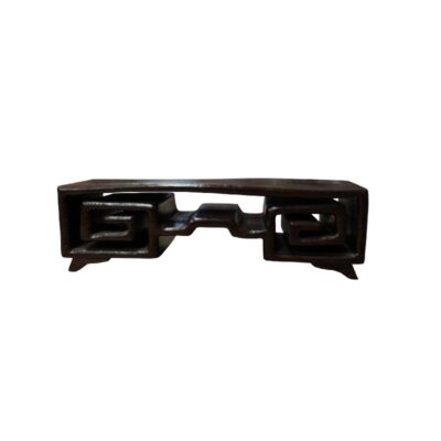 peana de madera oscura con forma rectangular y diseño alargado alquiler para eventos, publicidad, peliculas y series