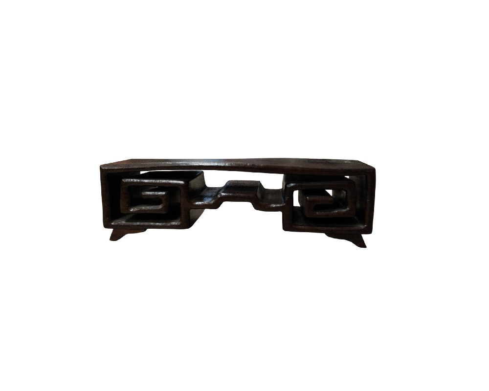 peana de madera oscura con forma rectangular y diseño alargado alquiler para eventos, publicidad, peliculas y series