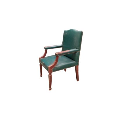 Silla clásica de madera caoba presenta un tapizado de piel verde y detalles de tachuelas decorativas alquiler para eventos, publicidad, peliculas y series
