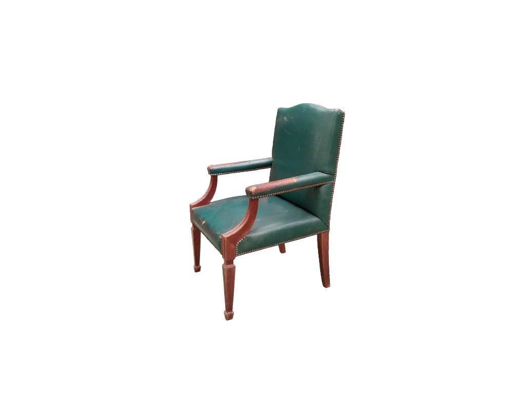 Silla clásica de madera caoba presenta un tapizado de piel verde y detalles de tachuelas decorativas alquiler para eventos, publicidad, peliculas y series