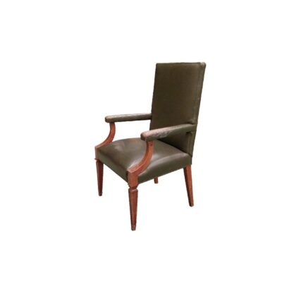 sillón clásico de madera de roble está tapizado en cuero verde con detalles de tachuelas decorativas en los brazos y el asiento alquiler para eventos, publicidad, peliculas y series