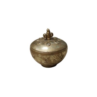 Metal jewellery box with a gold finish and an antique look, characterised by a spherical body and a domed lid decorated with embossed circles and topped with a sculpted knob in an ornamental design; available for hire for events, advertising, films and TV series