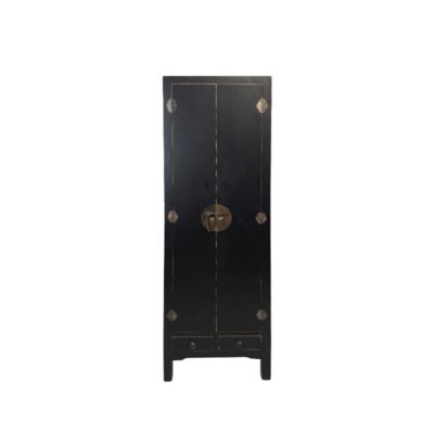 armario alto de madera con un acabado oscuro y sutiles detalles desgastados en los bordes, caracterizado por dos puertas frontales principales equipadas con un llamativo escudo circular y pasador metálico tradicional, herrajes decorativos en las esquinas y dos pequeños cajones en la parte inferior alquiler para eventos, publicidad, peliculas y series