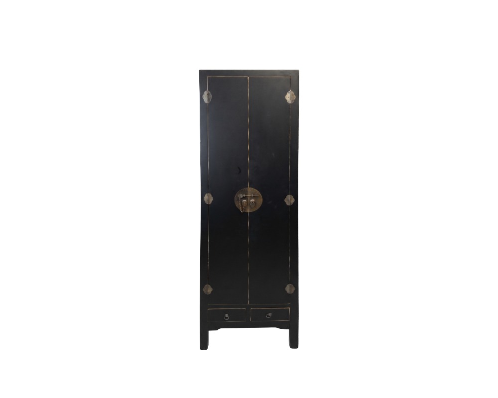 armario alto de madera con un acabado oscuro y sutiles detalles desgastados en los bordes, caracterizado por dos puertas frontales principales equipadas con un llamativo escudo circular y pasador metálico tradicional, herrajes decorativos en las esquinas y dos pequeños cajones en la parte inferior alquiler para eventos, publicidad, peliculas y series