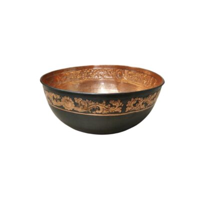 recipiente circular de metal, caracterizado por una base de acabado oscuro y mate que contrasta con un llamativo friso superior en relieve con motivos florales y ornamentales de tonos cobrizos, patrón que se repite también en el borde interior alquiler para eventos, publicidad, peliculas y series