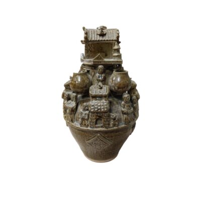 compleja vasija de cerámica con un acabado esmaltado en tonos marrones y verdosos, caracterizada por un cuerpo globular cubierto de figuras y estructuras arquitectónicas en relieve, incluyendo edificaciones tipo pagoda y pequeñas esculturas humanas distribuidas en varios niveles alrededor del cuerpo y la cúspide alquiler para eventos, publicidad, peliculas y series