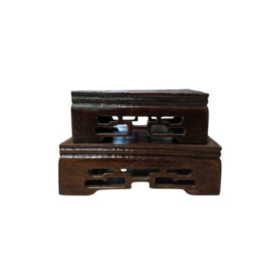 Este conjunto consta de dos bases de exhibición o peanas de madera oscura, apiladas una sobre la otra. alquiler para eventos, publicidad, peliculas y series
