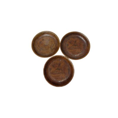 compuesto por tres platos circulares de cerámica con un acabado en tonos marrones y ocres envejecidos, caracterizados por bordes ligeramente elevados y una superficie interior decorada con motivos tradicionales pintados que incluyen elementos florales y figuras estilizadas alquiler para eventos, publicidad, peliculas y series
