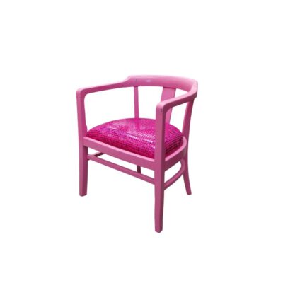 Silla de diseño contemporáneo presenta una estructura de madera maciza pintada de rosa con un llamativo asiento acolchado de lentejuelas fucsia alquiler para eventos, publicidad, peliculas y series