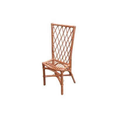 silla auxiliar de época fabricada en estructura de mimbre y ratán natural, caracterizada por un asiento de listones entrelazados y un respaldo alto de proporciones compactas decorado con un patrón geométrico en celosía de rombos abiertos alquiler para eventos, publicidad, peliculas y series