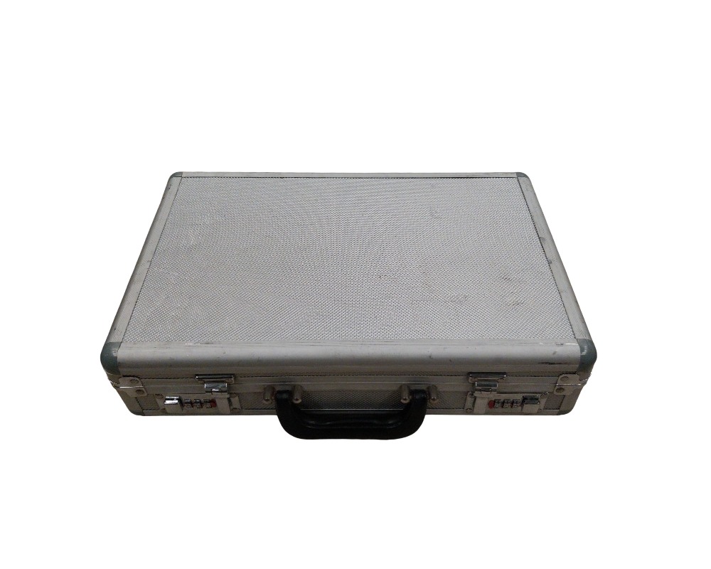 maletín rígido de aluminio con cierre de combinación y acabado texturizado plateado, diseñado específicamente para contener un kit forense completo para la revelación y recolección de huellas dactilares alquiler para eventos, publicidad ,peliculas y series