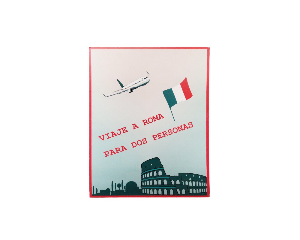 lámina decorativa de época, caracterizada por su diseño gráfico ilustrado con motivos turísticos clásicos que incluyen un avión en vuelo, la bandera de Italia y una silueta del Coliseo romano acompañada de la inscripción tipográfica en tonos rojos "VIAJE A ROMA PARA DOS PERSONAS" alquiler para eventos, publicidad, peliculas y series