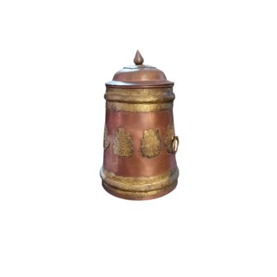 recipiente cilíndrico de metal de diseño tradicional y acabado envejecido, caracterizado por un cuerpo en tonos cobrizos combinado con bandas decorativas doradas con grabados en relieve y motivos geométricos alquiler para eventos, publicidad, peliculas y series