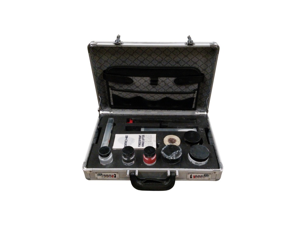 maletín rígido de aluminio con cierre de combinación y acabado texturizado plateado, diseñado específicamente para contener un kit forense completo para la revelación y recolección de huellas dactilares alquiler para eventos, publicidad ,peliculas y series