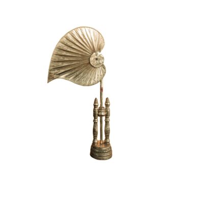 objeto decorativo tridimensional de metal con acabado en tonos dorados o latón, caracterizado por una estructura superior en forma de abanico plisado con diseño asimétrico y una base formada por columnas torneadas alquiler para eventos, publicidad, peliculas y series