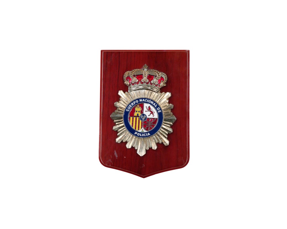metopa decorativa de forma rectangular con base de madera en tonos rojizos, caracterizada por incorporar en su parte central un emblema metálico plateado y esmaltado a todo color del Cuerpo Nacional de Policía de España, rematado con la corona real superior alquiler para eventos, publicidad, peliculas y series