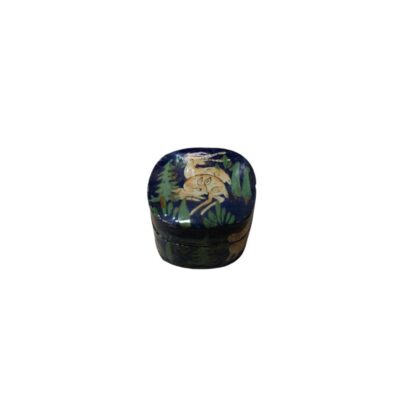 joyero de forma cuadrada con esquinas redondeadas y tonos oscuros, caracterizada por una tapa superior decorada con una escena pintada que representa animales en un entorno natural rodeados de vegetación alquiler para eventos, publicidad, peliculas y series