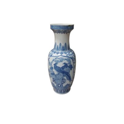 jarrón de porcelana blanca con decoración en tonos azul cobalto, caracterizado por un cuerpo estilizado, cenefas geométricas en el cuello y paneles centrales ilustrados con aves sobre ramas en un entorno natural alquiler para eventos, publicidad, peliculas y series