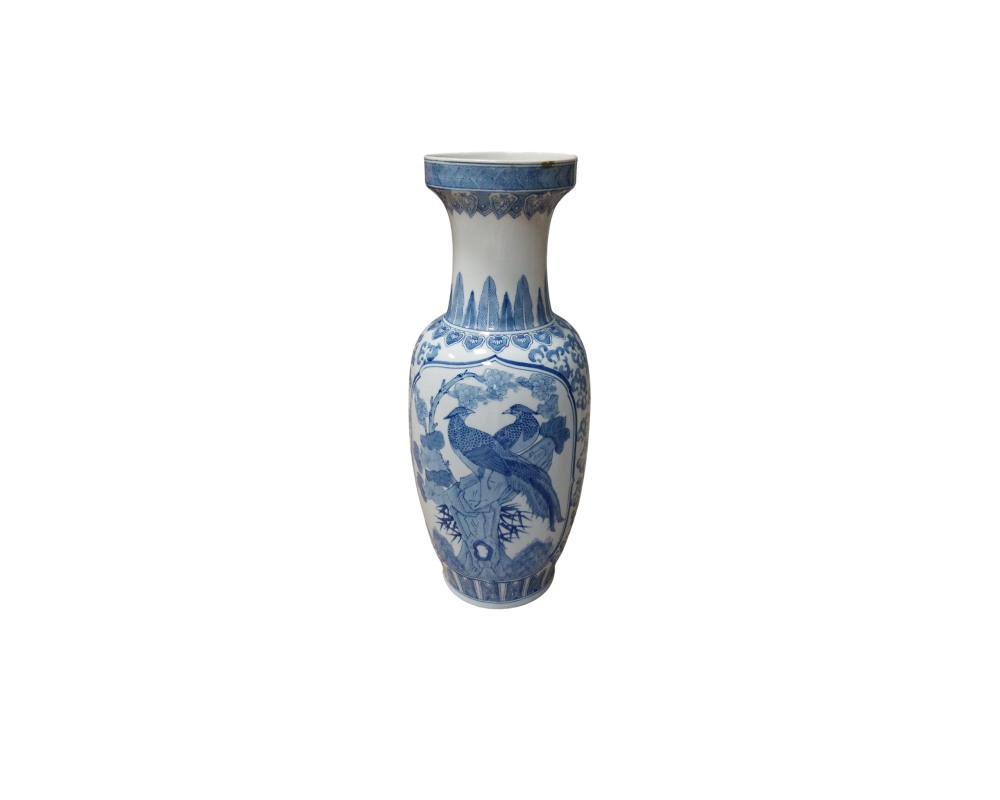 jarrón de porcelana blanca con decoración en tonos azul cobalto, caracterizado por un cuerpo estilizado, cenefas geométricas en el cuello y paneles centrales ilustrados con aves sobre ramas en un entorno natural alquiler para eventos, publicidad, peliculas y series