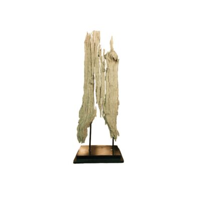 jarrón metálico de estilo antiguo con un acabado de pátina verde envejecida, caracterizado por su cuerpo profusamente decorado con grabados geométricos tipo zun, cabezas de animales o dragones en relieve y asas con anillos colgantes alquiler para eventos, publicidad, peliculas y series