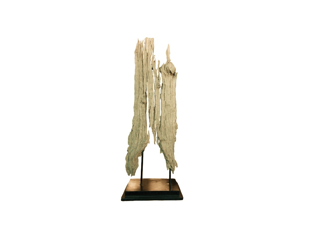 jarrón metálico de estilo antiguo con un acabado de pátina verde envejecida, caracterizado por su cuerpo profusamente decorado con grabados geométricos tipo zun, cabezas de animales o dragones en relieve y asas con anillos colgantes alquiler para eventos, publicidad, peliculas y series