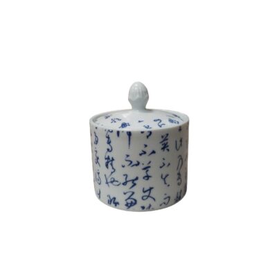 porcelana provisto de una tapa a juego con pomo superior, decorado en toda su superficie exterior con líneas de caracteres caligráficos orientales en tonos azules sobre fondo claro alquiler para eventos, publicidad, peliculas y series