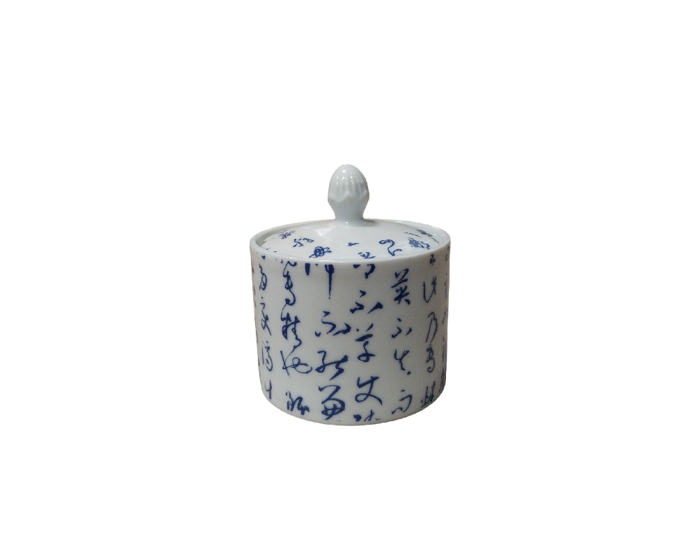 porcelana provisto de una tapa a juego con pomo superior, decorado en toda su superficie exterior con líneas de caracteres caligráficos orientales en tonos azules sobre fondo claro alquiler para eventos, publicidad, peliculas y series