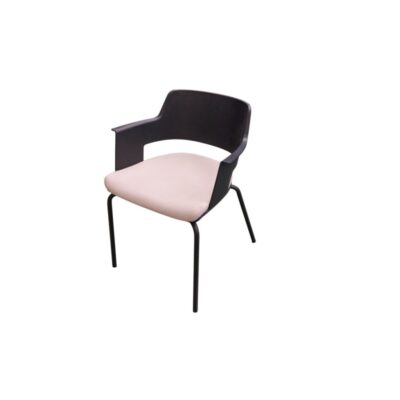silla auxiliar de diseño contemporáneo, caracterizada por una estructura de soporte metálica, una carcasa envolvente de plástico negro que integra los reposabrazos y el respaldo, y un cómodo cojín de asiento acolchado en tono claro alquiler para eventos, publicidad, peliculas y series