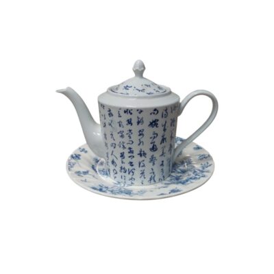 conjunto compuesto por una tetera con tapa y su platillo a juego de cerámica o porcelana, caracterizado por un cuerpo cilíndrico decorado con líneas de caracteres caligráficos orientales en tonos azules, mientras que el platillo y la tapa presentan delicados motivos florales a juego alquiler para eventos, publicidad, peliculas y series