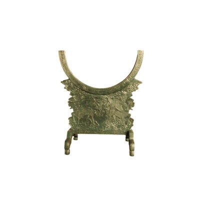 cuna vertical de metal con un acabado envejecido en tonos verdosos, caracterizado por un diseño cóncavo superior y una sección central decorada con relieves detallados que muestran animales o criaturas mitológicas enfrentadas entre motivos de nubes y cenefas tradicionales alquiler para eventos, publicidad, peliculas y series