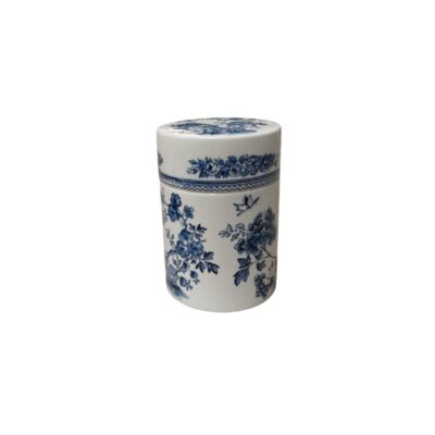 recipiente cilíndrico de cerámica o porcelana con tapa ajustada a juego, decorado en su superficie exterior y tapa con finos motivos florales y vegetales en tonos azules sobre fondo claro alquiler para eventos, publicidad, peliculas y series