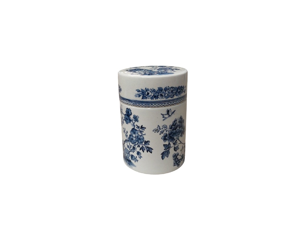 recipiente cilíndrico de cerámica o porcelana con tapa ajustada a juego, decorado en su superficie exterior y tapa con finos motivos florales y vegetales en tonos azules sobre fondo claro alquiler para eventos, publicidad, peliculas y series