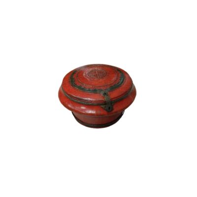 recipiente circular de madera con un acabado en tonos rojos y detalles ornamentales en la tapa, caracterizada por un diseño ensanchado en la parte superior, motivos geométricos grabados y un pestillo de cierre metálico en la parte frontal alquiler para eventos, publicidad, peliculas y series