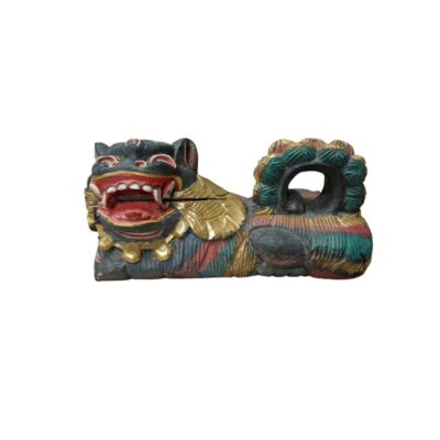 escultura de madera tallada que representa a una criatura mitológica tradicional, un león guardián o foo dog, caracterizada por un cuerpo recostado con una postura dinámica, detalles policromados en tonos oscuros, rojos, verdes y dorados, y un diseño expresivo alquiler para eventos, publicidad ,peliculas y series