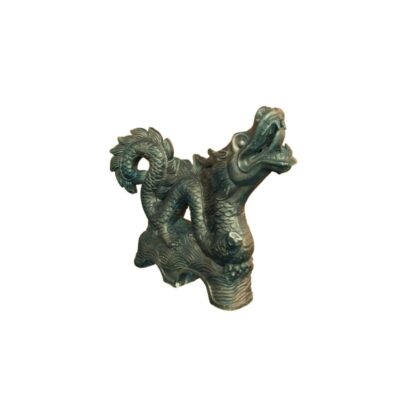 figura ornamental metálica de tono oscuro y aspecto envejecido, caracterizada por representar a un dragón rampante con la boca abierta, escamas detalladas y una cola curvada, posado sobre una base que simula el oleaje alquiler para eventos, publicidad, peliculas y series