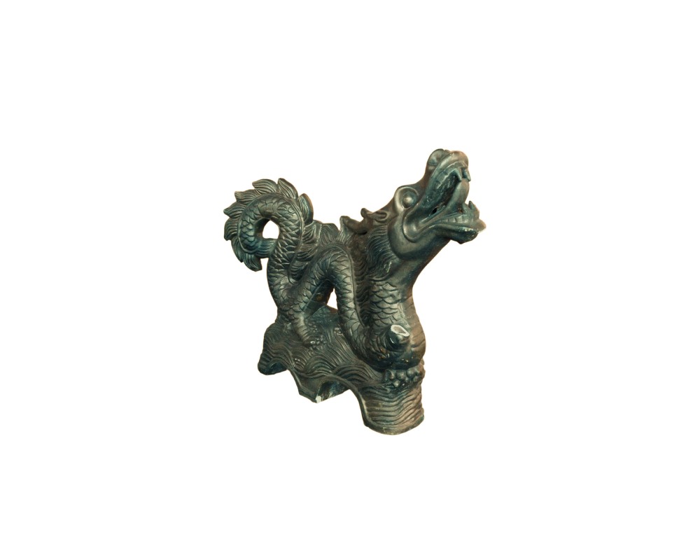 figura ornamental metálica de tono oscuro y aspecto envejecido, caracterizada por representar a un dragón rampante con la boca abierta, escamas detalladas y una cola curvada, posado sobre una base que simula el oleaje alquiler para eventos, publicidad, peliculas y series
