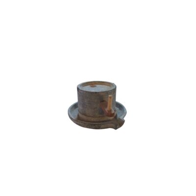 pequeña reproducción o modelo de un molino de piedra tradicional de estructura cilíndrica, equipado con una base circular con piquera de vertido y un pequeño mango o manivela de madera adosado al cuerpo alquiler para eventos, publicidad, peliculas y series
