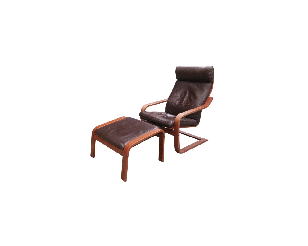 conjunto de sillón de descanso de época y su reposapiés a juego, caracterizados por una robusta estructura de soporte de madera contrachapada curvada y cojines generosamente acolchados tapizados en cuero de color marrón oscuro alquiler para eventos, publicidad, peliculas y series