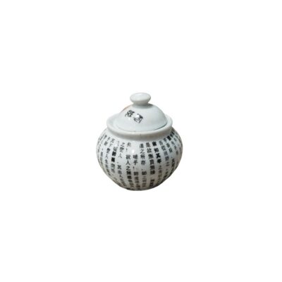 azucarero de cerámica de cuerpo globular y esmalte blanco brillante, caracterizado por una tapa superior a juego provista de un pequeño pomo y detalles caligráficos alquiler para eventos, publicidad, peliculas y series