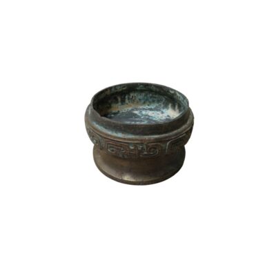 recipiente metálico de aspecto envejecido con pátina, caracterizado por una forma circular con un cuerpo cilíndrico ensanchado en la base que presenta relieves decorativos con motivos geométricos entrelazados alrededor de su franja central alquiler para eventos, publicidad ,peliculas y series