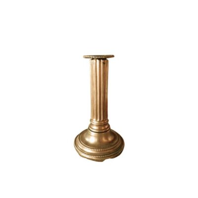pieza es un soporte decorativo de iluminación en forma de columna clásica, fabricado en metal de latón con un acabado dorado y pátina cuidada alquiler para eventos, publicidad, peliculas y series