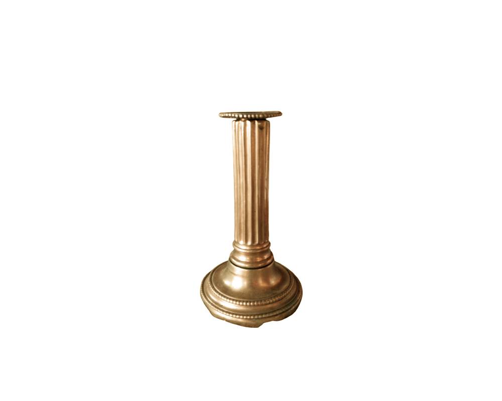 pieza es un soporte decorativo de iluminación en forma de columna clásica, fabricado en metal de latón con un acabado dorado y pátina cuidada alquiler para eventos, publicidad, peliculas y series