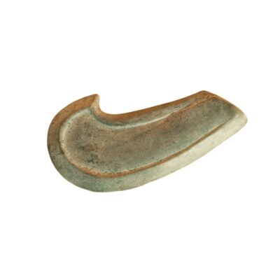 fragmento de metal de forma curva y alargada, caracterizado por un acabado envejecido con tonos verdosos y marrones que simulan una pátina antigua alquiler para eventos, publicidad, peliculas y series