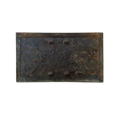 bandeja rectangular de metal con un acabado envejecido y oxidado, caracterizada por presentar un marco con cenefa geométrica y una superficie central decorada con detallados relieves de figuras y motivos vegetales tradicionales alquiler para eventos, publicidad ,peliculas y series
